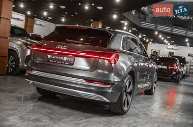 Внедорожник / Кроссовер Audi e-tron 2019 в 