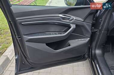 Внедорожник / Кроссовер Audi e-tron 2022 в 