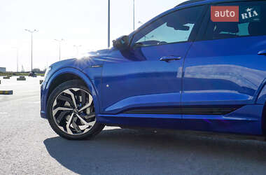 Внедорожник / Кроссовер Audi e-tron 2021 в 