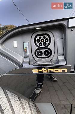 Внедорожник / Кроссовер Audi e-tron 2019 в 