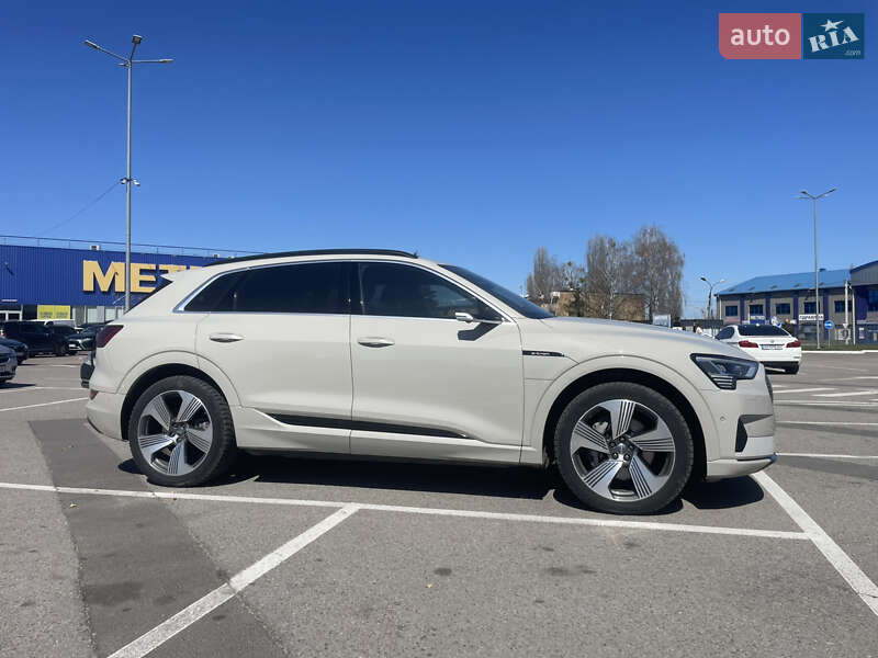 Позашляховик / Кросовер Audi e-tron 2019 в 