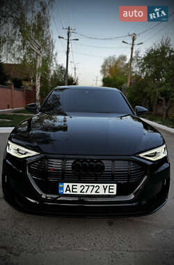 Внедорожник / Кроссовер Audi e-tron 2022 в 