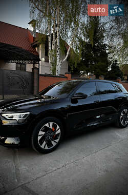 Внедорожник / Кроссовер Audi e-tron 2022 в 