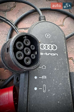 Внедорожник / Кроссовер Audi e-tron 2022 в 