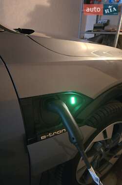 Внедорожник / Кроссовер Audi e-tron 2020 в 