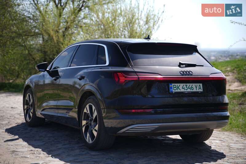 Позашляховик / Кросовер Audi e-tron 2022 в Дубні
