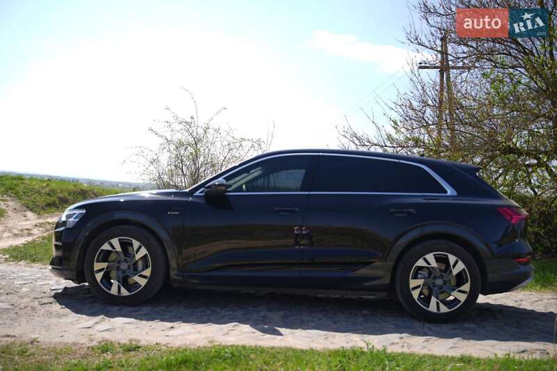 Позашляховик / Кросовер Audi e-tron 2022 в Дубні