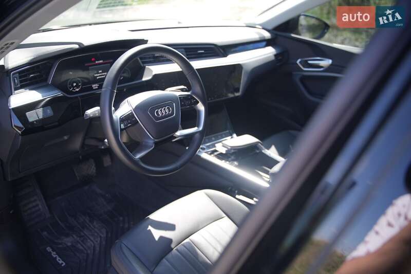 Позашляховик / Кросовер Audi e-tron 2022 в Дубні