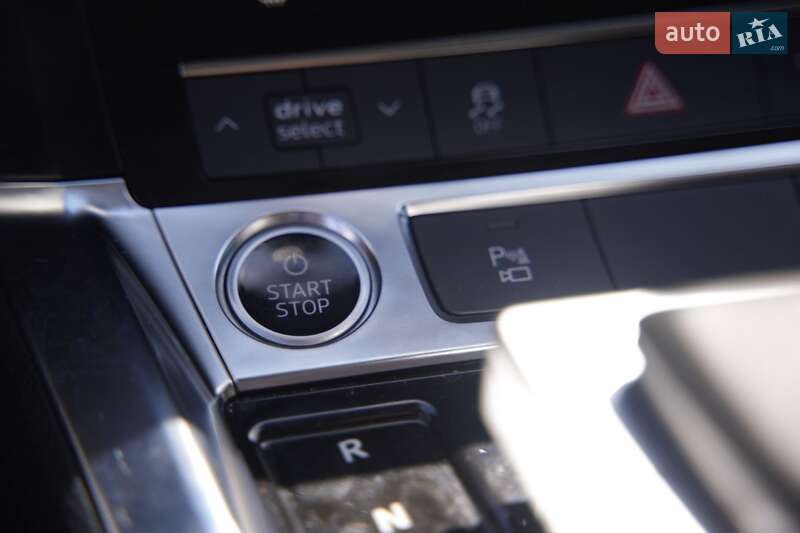 Позашляховик / Кросовер Audi e-tron 2022 в Дубні