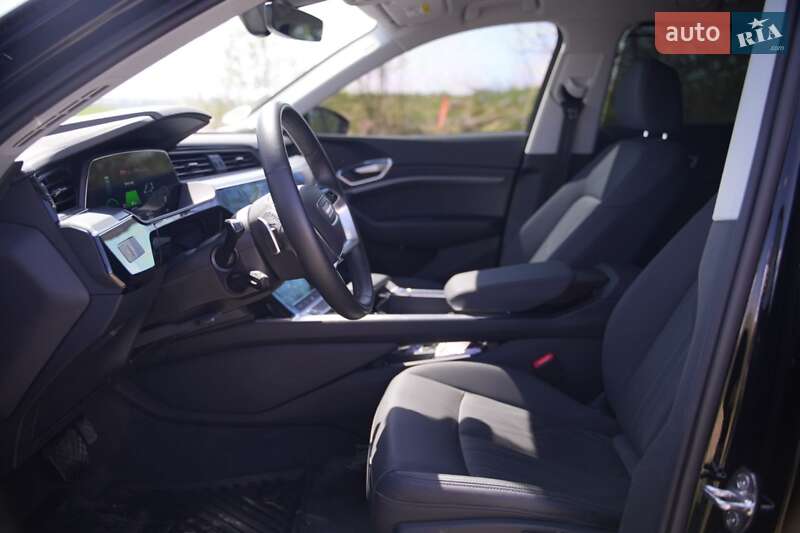 Позашляховик / Кросовер Audi e-tron 2022 в Дубні