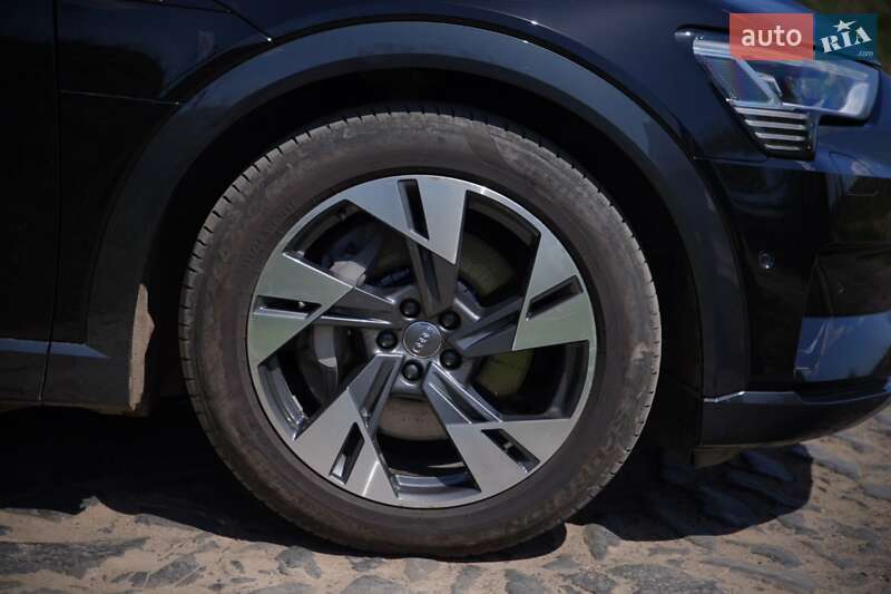 Позашляховик / Кросовер Audi e-tron 2022 в Дубні