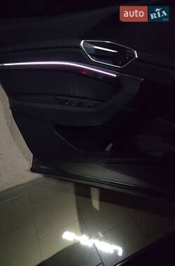 Внедорожник / Кроссовер Audi e-tron 2020 в 