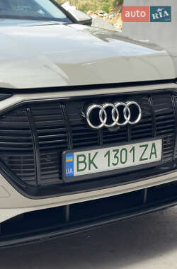 Внедорожник / Кроссовер Audi e-tron 2021 в 