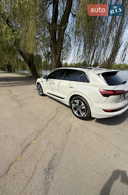 Внедорожник / Кроссовер Audi e-tron 2021 в 