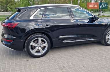 Внедорожник / Кроссовер Audi e-tron 2021 в 