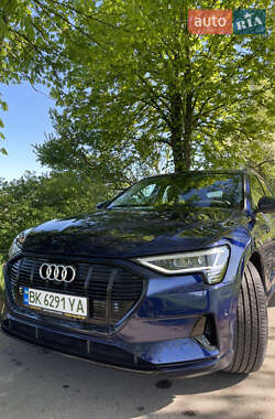 Внедорожник / Кроссовер Audi e-tron 2021 в 