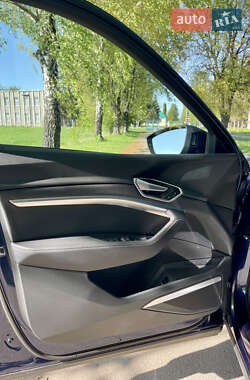 Внедорожник / Кроссовер Audi e-tron 2021 в 
