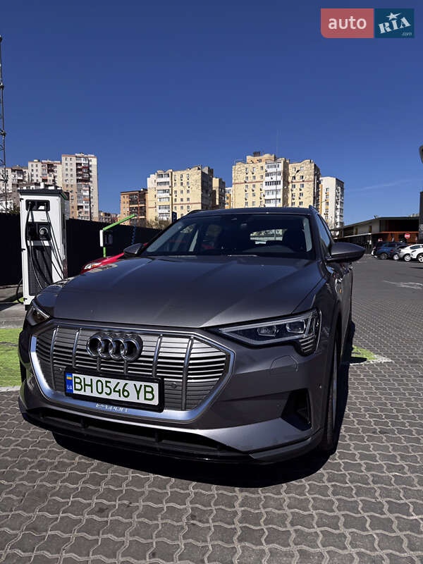 Позашляховик / Кросовер Audi e-tron 2020 в 