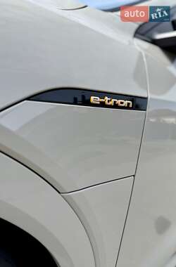 Внедорожник / Кроссовер Audi e-tron 2021 в 
