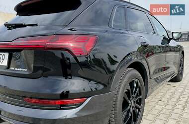 Позашляховик / Кросовер Audi e-tron 2022 в 