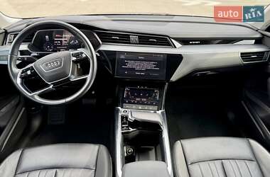 Позашляховик / Кросовер Audi e-tron 2022 в 