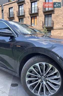 Позашляховик / Кросовер Audi e-tron 2019 в 