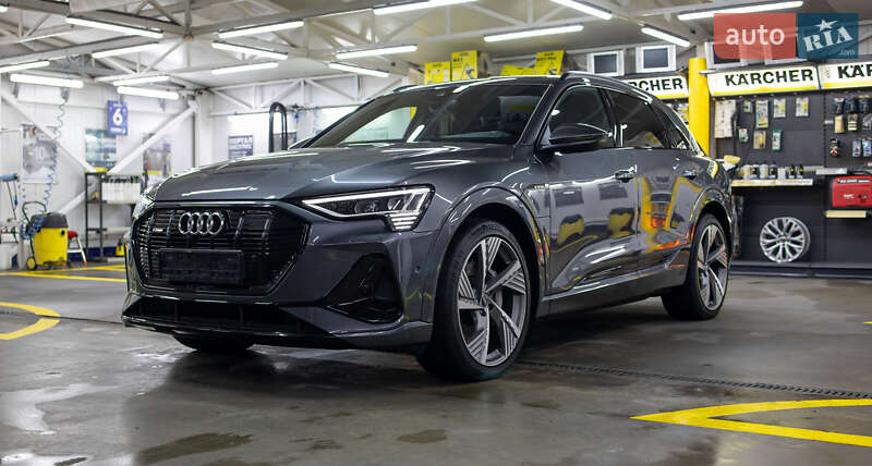Позашляховик / Кросовер Audi e-tron 2021 в 