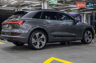 Позашляховик / Кросовер Audi e-tron 2021 в 