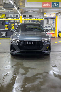 Позашляховик / Кросовер Audi e-tron 2021 в 