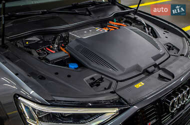 Позашляховик / Кросовер Audi e-tron 2021 в 