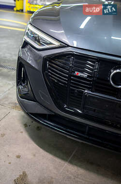 Позашляховик / Кросовер Audi e-tron 2021 в 