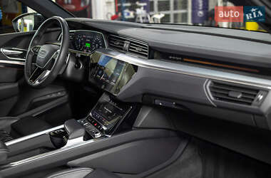 Позашляховик / Кросовер Audi e-tron 2021 в 