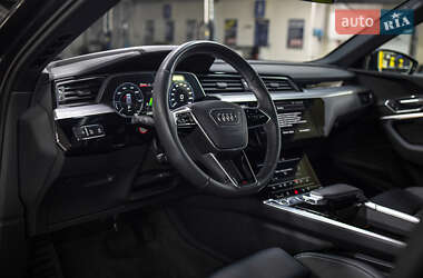 Позашляховик / Кросовер Audi e-tron 2021 в 
