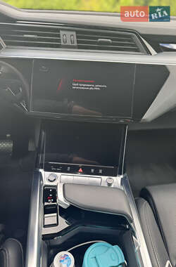 Внедорожник / Кроссовер Audi e-tron 2020 в 