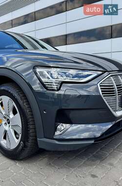 Позашляховик / Кросовер Audi e-tron 2021 в 