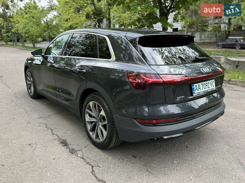 Позашляховик / Кросовер Audi e-tron 2021 в Києві