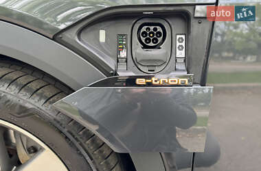 Внедорожник / Кроссовер Audi e-tron 2021 в 