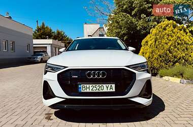 Внедорожник / Кроссовер Audi e-tron 2021 в 