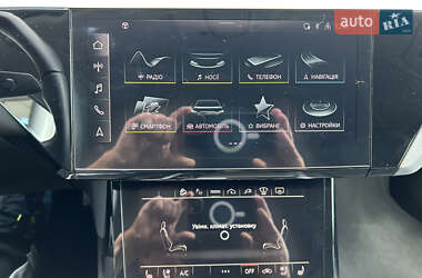 Позашляховик / Кросовер Audi e-tron 2022 в 