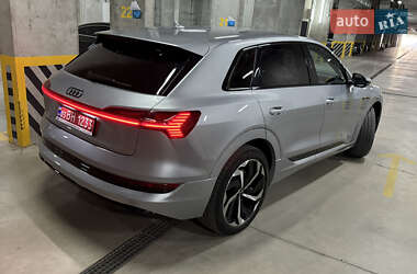 Внедорожник / Кроссовер Audi e-tron 2022 в 