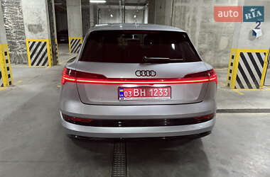 Внедорожник / Кроссовер Audi e-tron 2022 в 