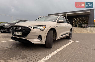 Внедорожник / Кроссовер Audi e-tron 2021 в 
