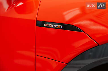 Позашляховик / Кросовер Audi e-tron 2021 в 
