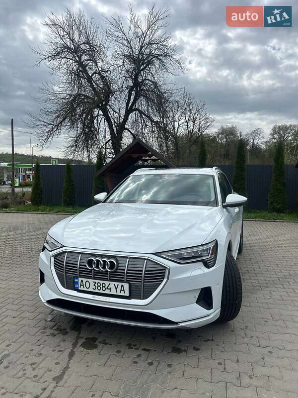 Внедорожник / Кроссовер Audi e-tron 2022 в Иршаве