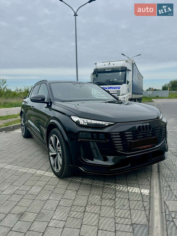 Позашляховик / Кросовер Audi e-tron 2024 в 
