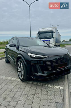 Позашляховик / Кросовер Audi e-tron 2024 в 