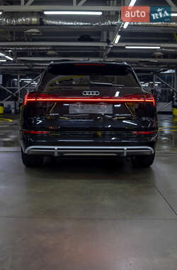 Внедорожник / Кроссовер Audi e-tron 2023 в 