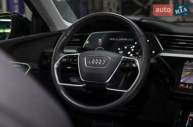 Внедорожник / Кроссовер Audi e-tron 2023 в 