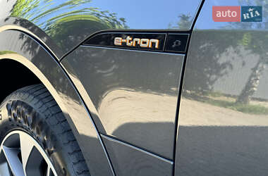 Внедорожник / Кроссовер Audi e-tron 2021 в 