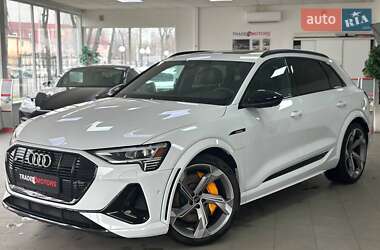 Позашляховик / Кросовер Audi e-tron 2022 в 